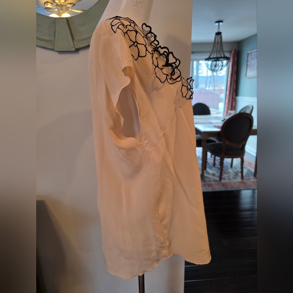 Club Monaco Women's 100% Silk Peach Top Black Floral Appliqué Size Large Shirt - Picture 4 of 9